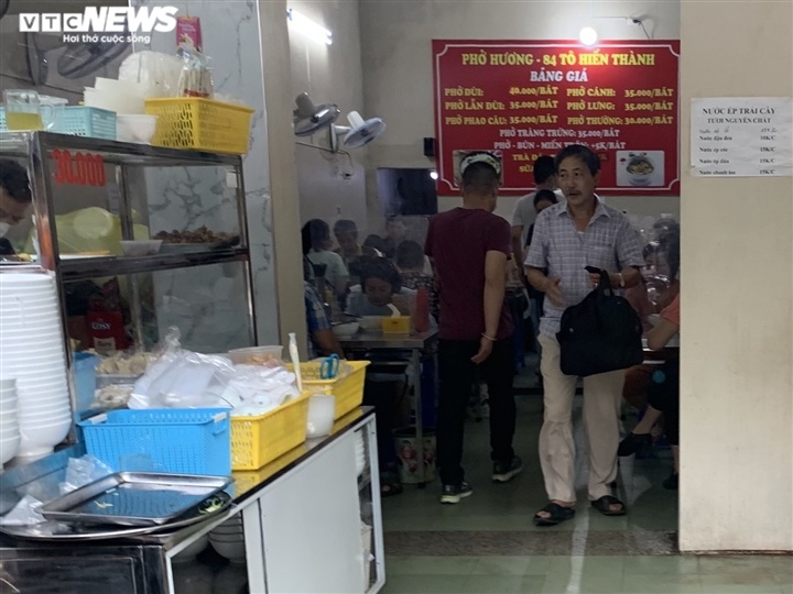 Quán bún, phở Hà Nội đông chật khách trong buổi sáng đầu tiên mở cửa trở lại