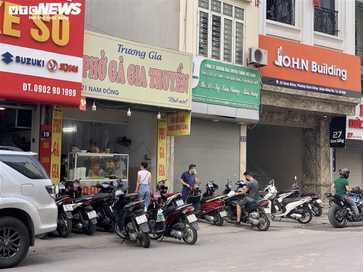 Quán bún, phở Hà Nội đông chật khách trong buổi sáng đầu tiên mở cửa trở lại