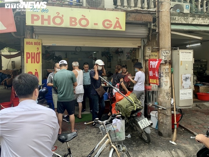 Quán bún, phở Hà Nội đông chật khách trong buổi sáng đầu tiên mở cửa trở lại