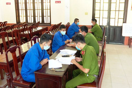 Huế: Bắt quả tang 3 đối tượng cá độ bóng đá, thu giữ hơn 20 triệu đồng