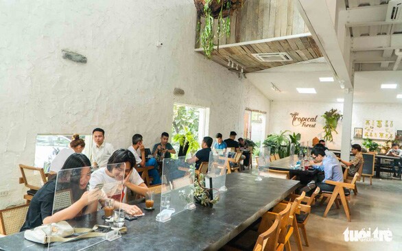 Quán xá TP.HCM đóng cửa như tết, Hà Nội tưng bừng lại
