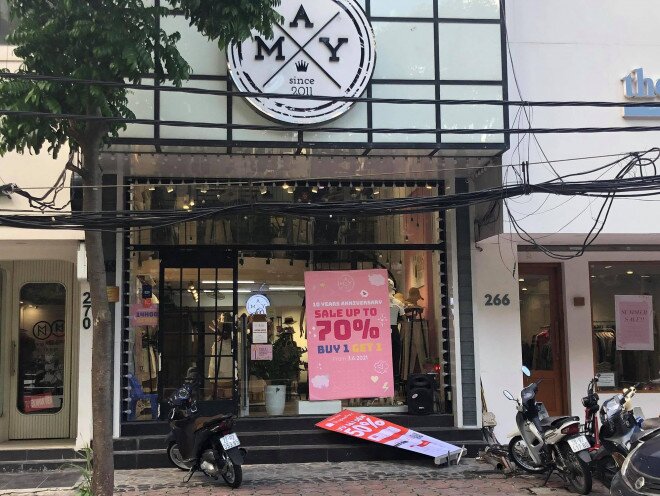 Các shop quần áo đồng loạt "sale sập sàn” vẫn vắng người mua