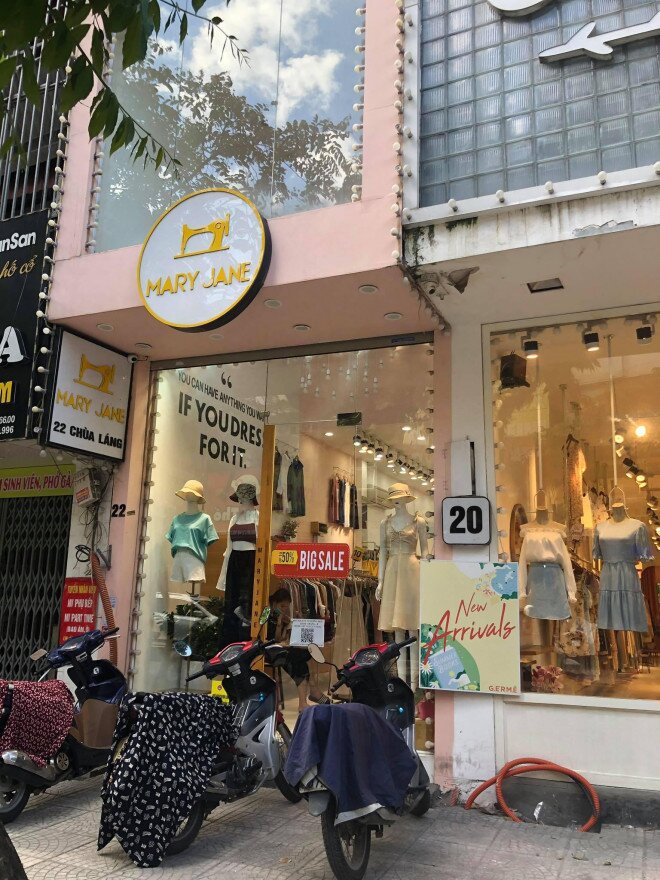 Các shop quần áo đồng loạt "sale sập sàn” vẫn vắng người mua