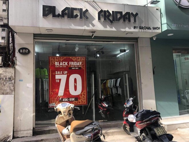 Các shop quần áo đồng loạt "sale sập sàn” vẫn vắng người mua