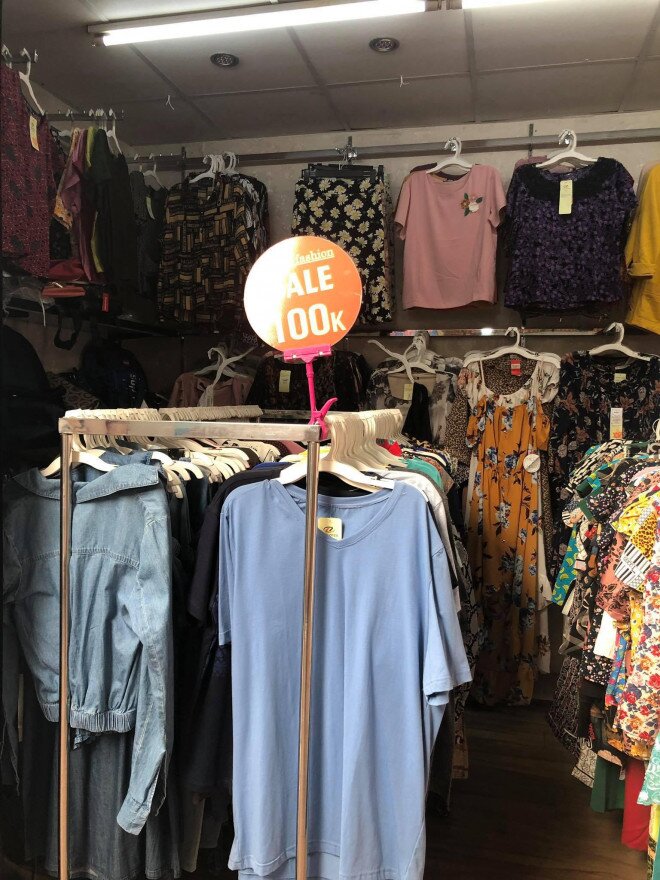 Các shop quần áo đồng loạt "sale sập sàn” vẫn vắng người mua