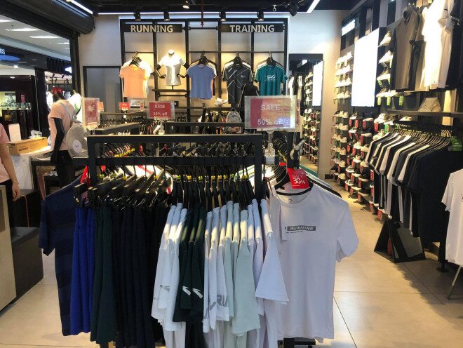 Các shop quần áo đồng loạt "sale sập sàn” vẫn vắng người mua