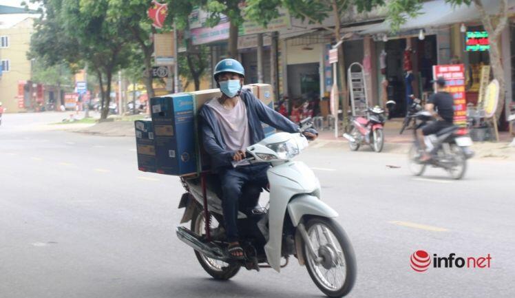 Tất bật 15 giờ mỗi ngày nhận ngay tiền triệu, thợ lắp điều hòa vẫn 'oải' vì nắng