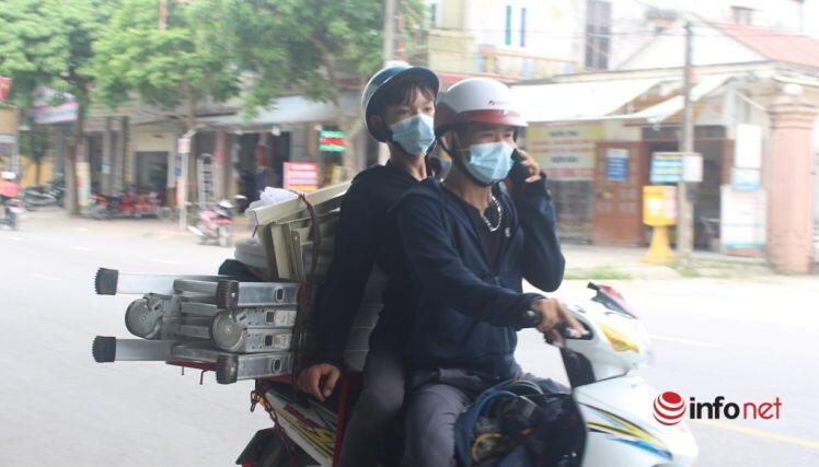 Tất bật 15 giờ mỗi ngày nhận ngay tiền triệu, thợ lắp điều hòa vẫn 'oải' vì nắng