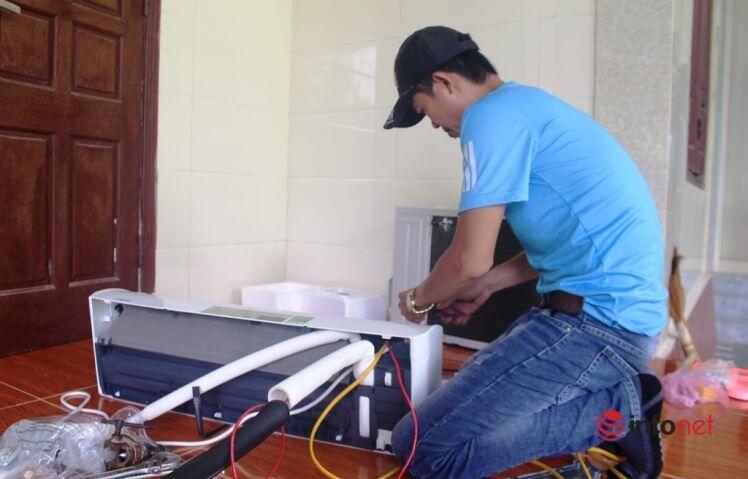 Tất bật 15 giờ mỗi ngày nhận ngay tiền triệu, thợ lắp điều hòa vẫn 'oải' vì nắng
