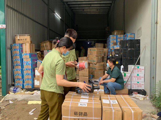 Hàng tấn nguyên liệu trà sữa chưa rõ nguồn gốc tại Hà Nội bị thu giữ
