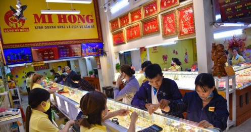 Giá vàng trong nước chênh cao, đôla tự do lên 23.330 đồng/USD