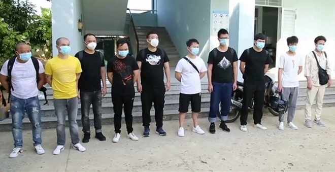 Tạm giam hai lái xe chở nhóm người Trung Quốc nhập cảnh trái phép