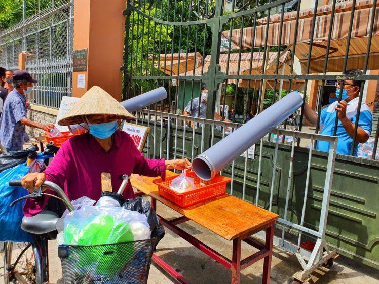 TP.HCM: Sau ATM gạo lại đến ống trượt cơm giúp người nghèo