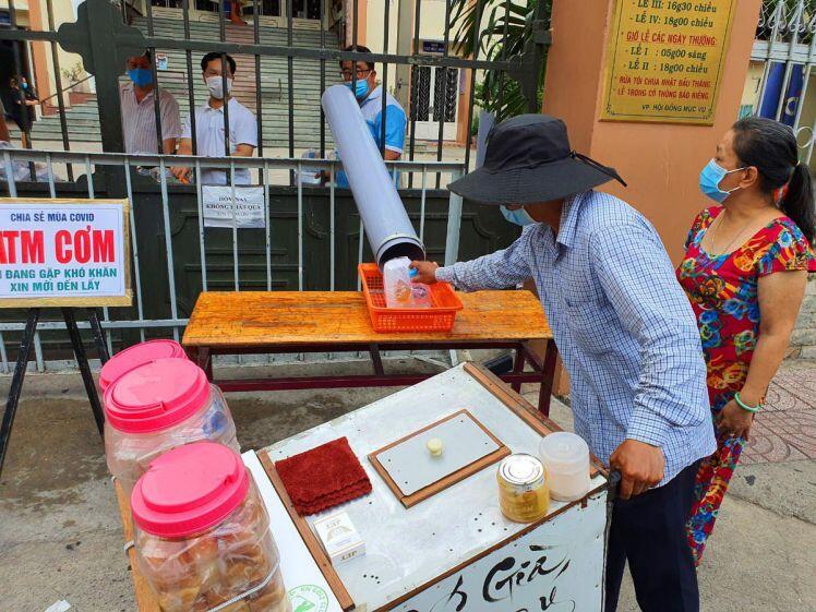 TP.HCM: Sau ATM gạo lại đến ống trượt cơm giúp người nghèo