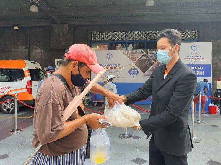 TP.HCM: Sau ATM gạo lại đến ống trượt cơm giúp người nghèo