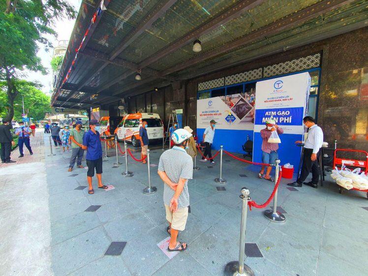 TP.HCM: Sau ATM gạo lại đến ống trượt cơm giúp người nghèo