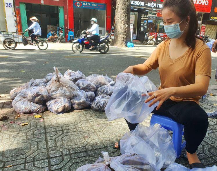 TP.HCM: Sau ATM gạo lại đến ống trượt cơm giúp người nghèo