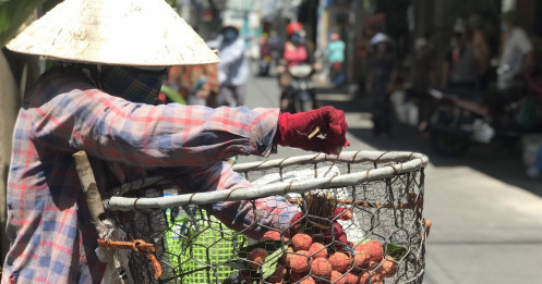 Tiểu thương, bán hàng rong lo lắng Chỉ thị 10 bị áp dụng... không thời hạn