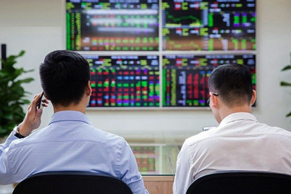 Ngậm ngùi 'gồng lỗ' dù chứng khoán đạt đỉnh lịch sử