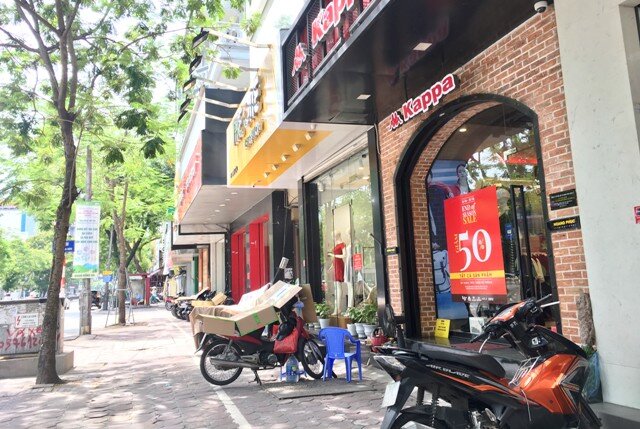 Hàng loạt nhãn hiệu thời trang giảm giá sâu hút khách trong dịch Covid-19