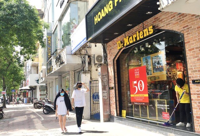 Hàng loạt nhãn hiệu thời trang giảm giá sâu hút khách trong dịch Covid-19