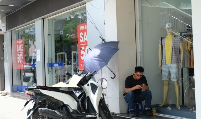 Hàng loạt nhãn hiệu thời trang giảm giá sâu hút khách trong dịch Covid-19