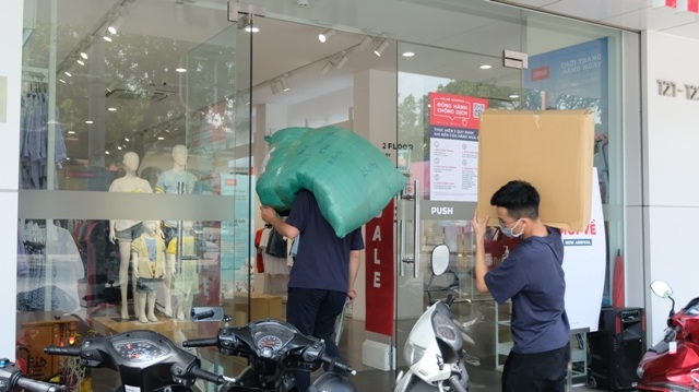 Hàng loạt nhãn hiệu thời trang giảm giá sâu hút khách trong dịch Covid-19