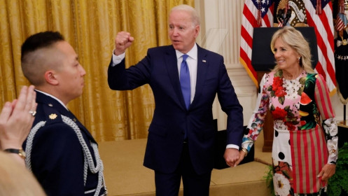 Tổng thống Mỹ Joe Biden nêu "lằn ranh đỏ" với Moscow, tiếp tục cảnh báo công dân không tới Nga