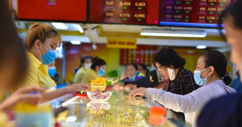 Giá vàng trong nước cao hơn thế giới 7,7 triệu đồng/lượng, USD tự do lên 23.300 đồng/USD