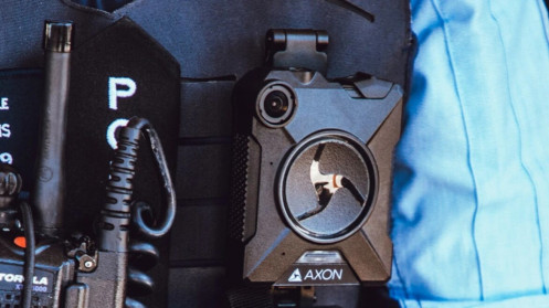 Để tránh tình trạng rò rỉ thông tin, Apple yêu cầu các công nhân phải đeo camera trên người