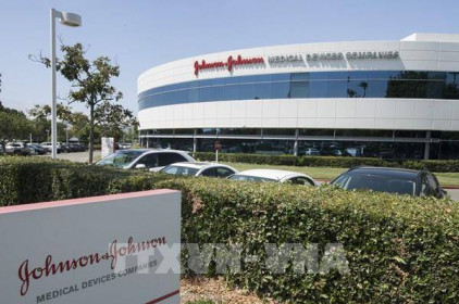 Johnson & Johnson thu hồi 5 loại kem chống nắng do phát hiện chất gây ung thư