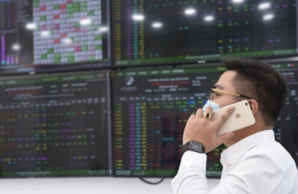 VN-Index chưa thể trở lại mốc 1.300 điểm dù VIC và MSN tăng mạnh
