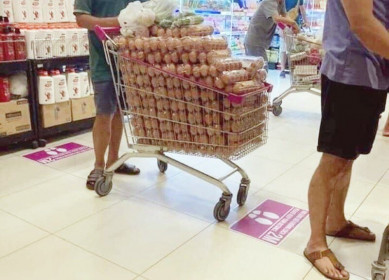 Gom hàng siêu thị bán giá cao: Xử lý thế nào?