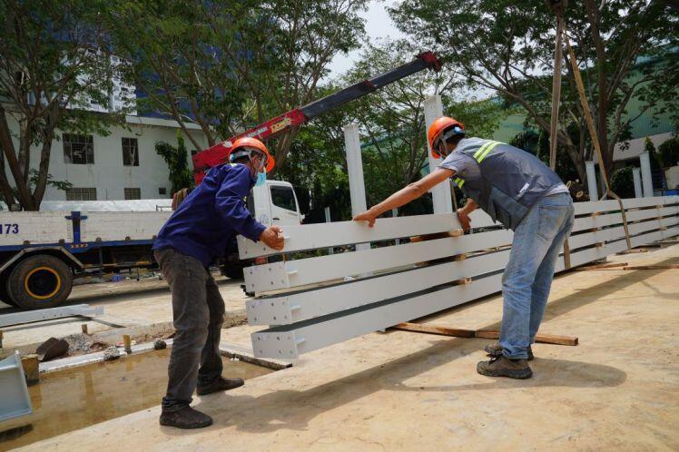 Cận cảnh 2 bệnh viện dã chiến 7.000 giường đang san lấp, xây dựng ở TP.HCM