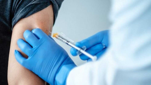 Vaccine Covid-19: Tiêm Pfizer, AstraZeneca hay... cả hai?