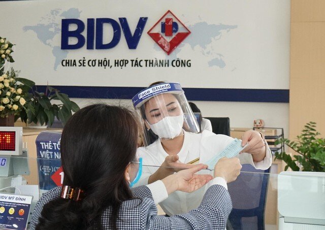 Các ngân hàng dồn dập giảm lãi suất cho vay