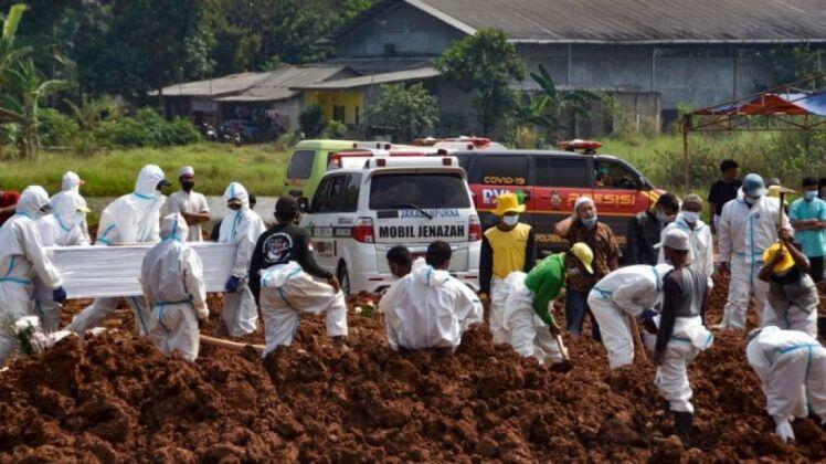 72.000 người chết do Covid-19, Indonesia đi từ khủng hoảng y tế đến khủng hoảng quan tài