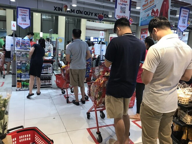 Chưa tới 21h, quầy rau, thịt tại một số siêu thị Hà Nội đã hết hàng