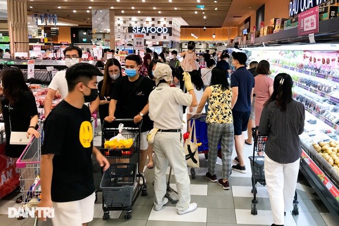 Chưa tới 21h, quầy rau, thịt tại một số siêu thị Hà Nội đã hết hàng