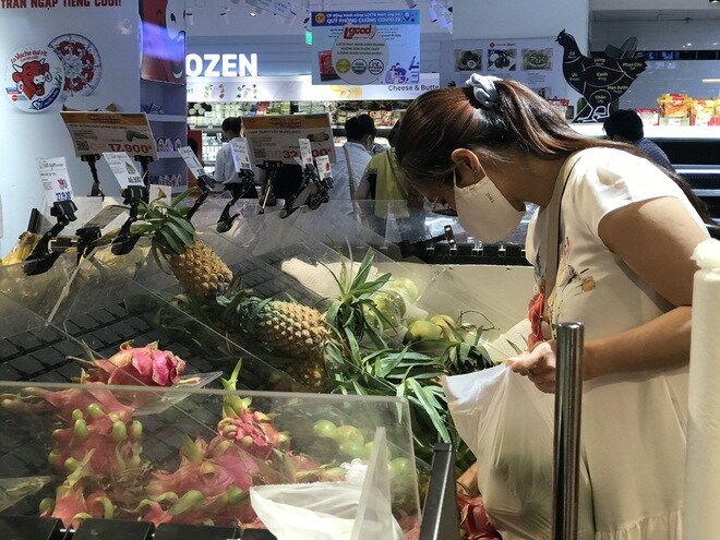 Chưa tới 21h, quầy rau, thịt tại một số siêu thị Hà Nội đã hết hàng