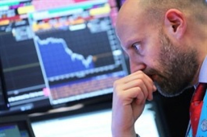 Nỗi sợ Covid-19 bao trùm, Dow Jones lao dốc 700 điểm, chứng khoán châu Âu đỏ lửa