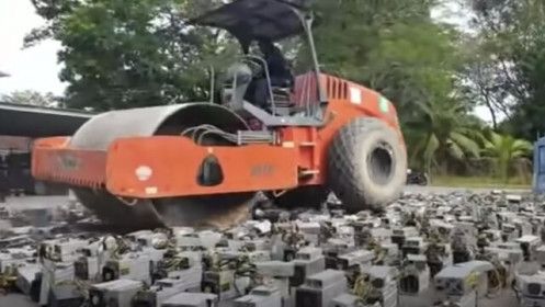 Video: Cảnh sát Malaysia dùng xe lu cán nát hơn 1.000 máy đào Bitcoin