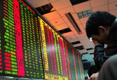 Áp lực bán dồn dập, VN-Index có lúc 'bốc hơi' gần 40 điểm