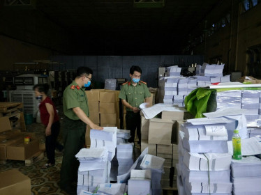 Đột kích 2 xưởng in "khủng" ở Hà Nội, phát hiện hơn 50.000 cuốn sách nghi in lậu