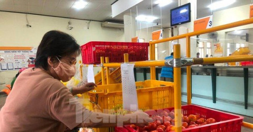 TPHCM hết cảnh xếp hàng dài mua rau