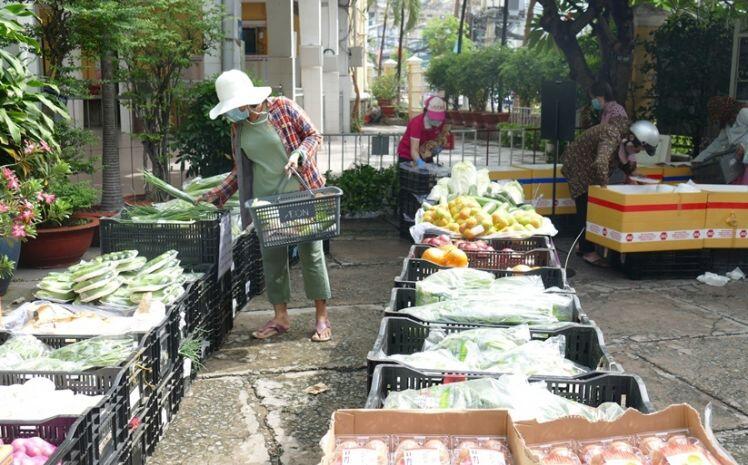 TP.HCM: Lượng hàng thiết yếu tăng gấp 3-5 lần, sức mua giảm nhiệt dần