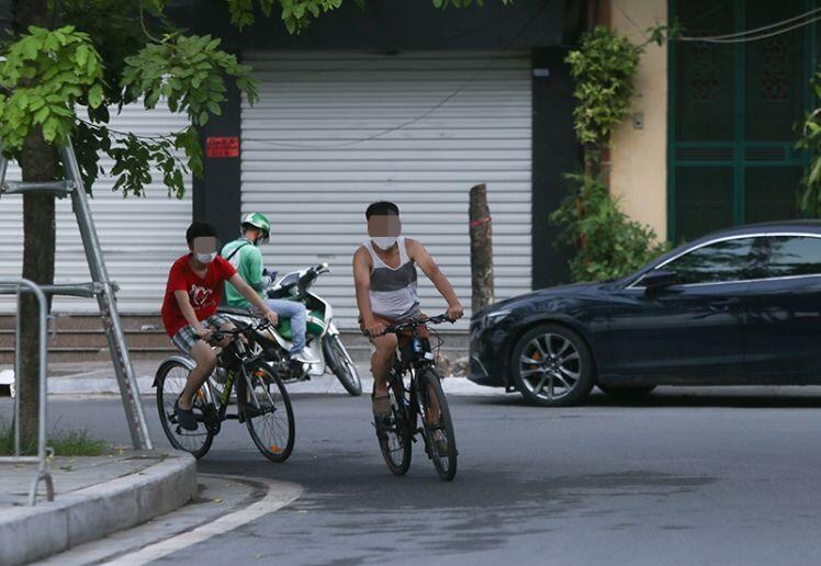 Phớt lờ lệnh cấm, nhiều người vẫn ngang nhiên vi phạm quy định phòng, chống dịch