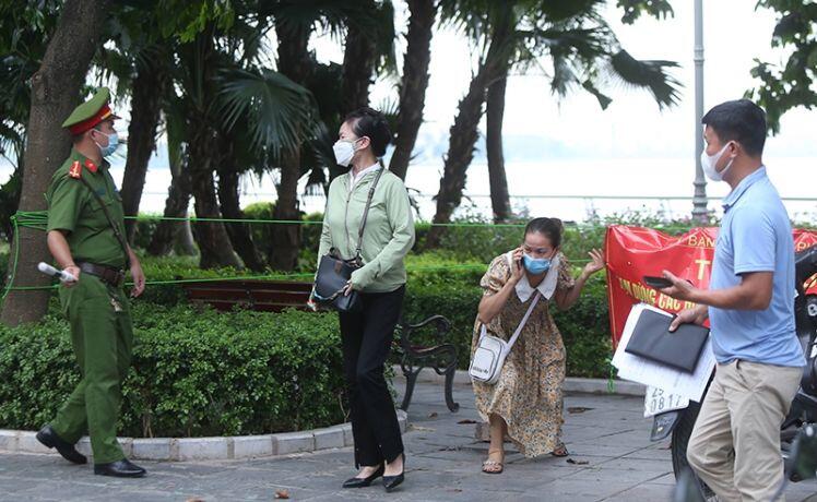 Phớt lờ lệnh cấm, nhiều người vẫn ngang nhiên vi phạm quy định phòng, chống dịch