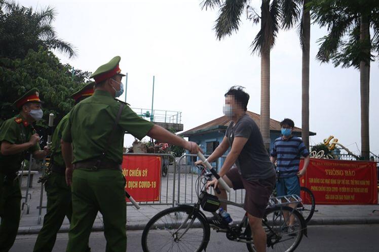 Phớt lờ lệnh cấm, nhiều người vẫn ngang nhiên vi phạm quy định phòng, chống dịch