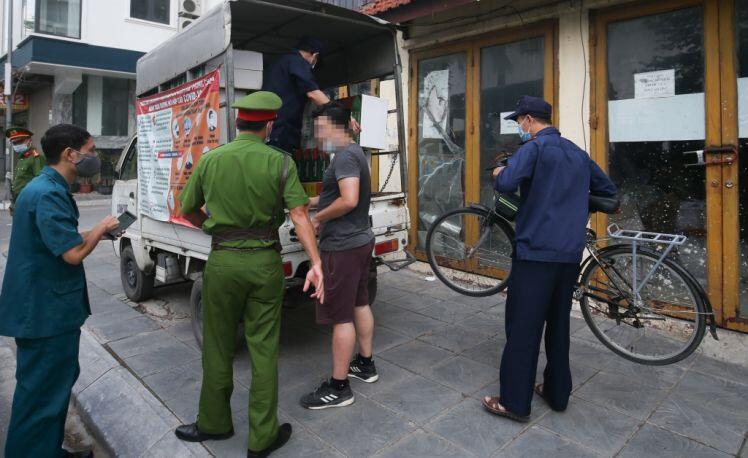 Phớt lờ lệnh cấm, nhiều người vẫn ngang nhiên vi phạm quy định phòng, chống dịch